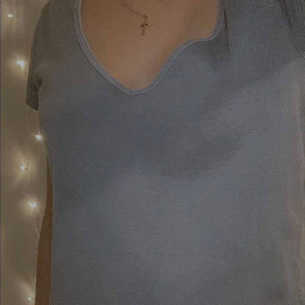 Cute v neck cropped t shirt!!